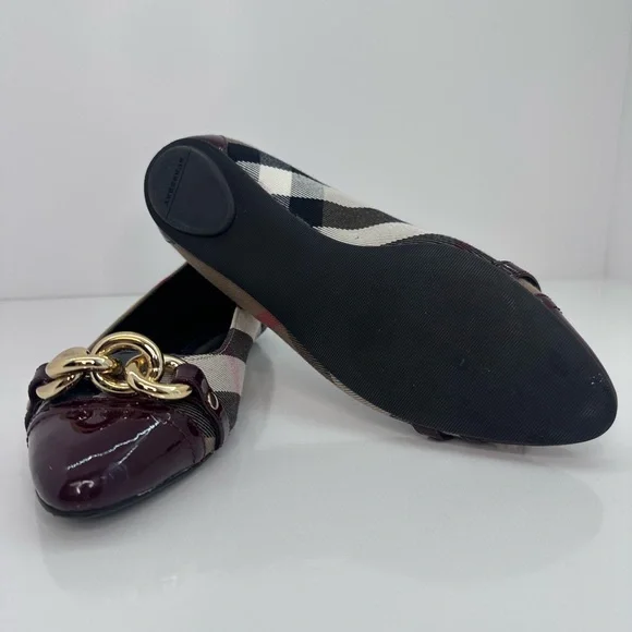 Stylish Women's Plaid Flats with Gold Chain Accent - Picture 8 of 9